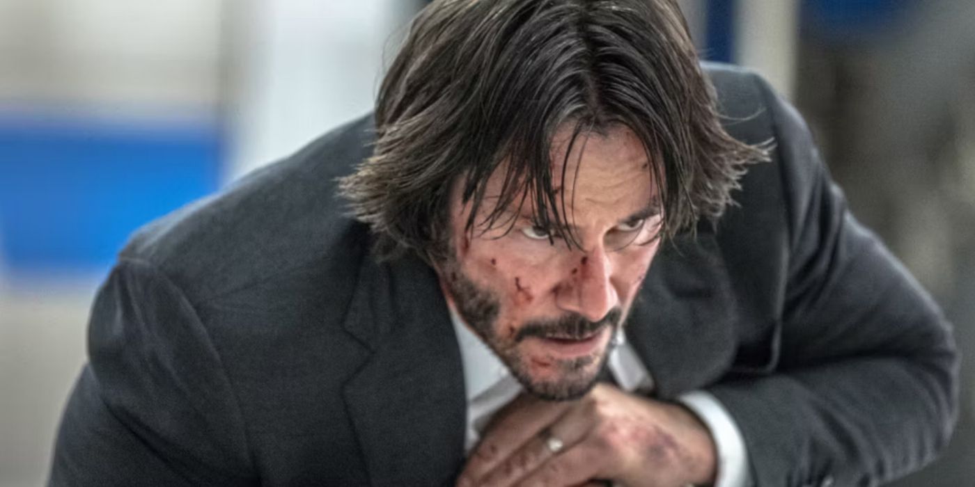 John Wick em posição de luta.