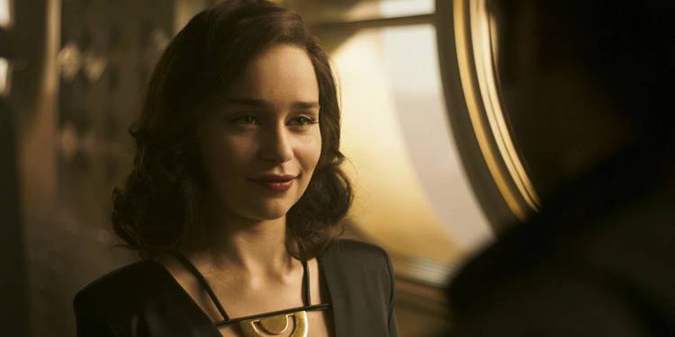 Lady Qi'ra smiling knowingly In Solo A Star Wars Story
