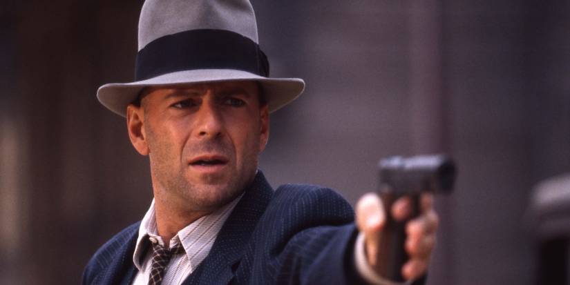 Bruce Willis as John Smith pointing a pistol in Last Man Standing 