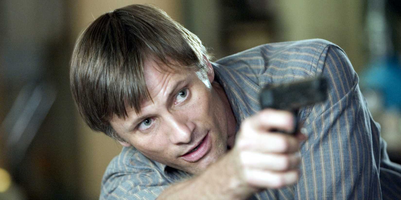Viggo Mortensen mengarahkan pistolnya dalam A History of Violence (2005)