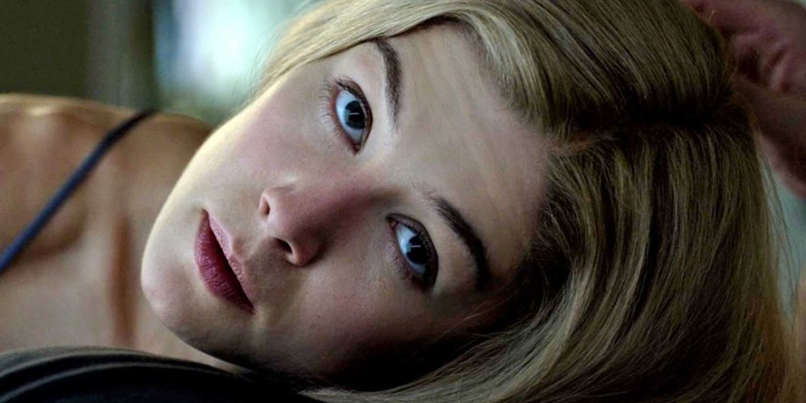 Rosamund Pike Amy looks up at Nick in Gone Girl