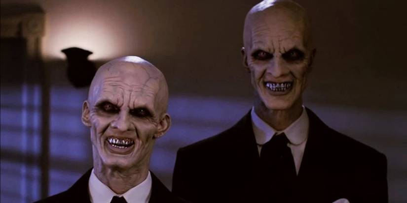 Os Gentlemen em pé um ao lado do outro em Buffy the Vampire Slayer