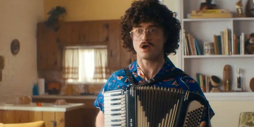 Daniel Radcliffe mentre suona l'armonica in Weird The Al Yankovic Story