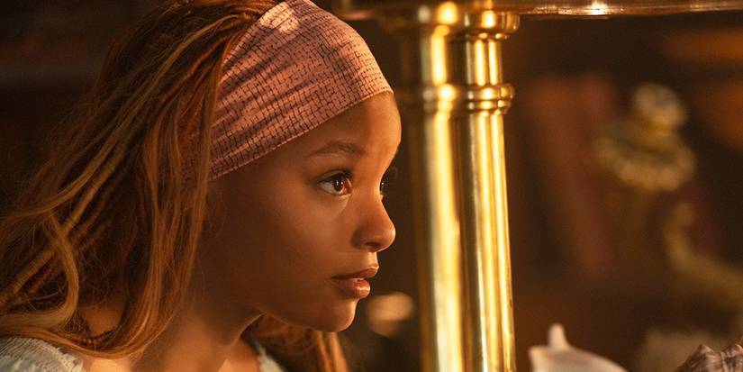 Halle Bailey como Ariel em A Pequena Sereia (live-action) olhando para a direita