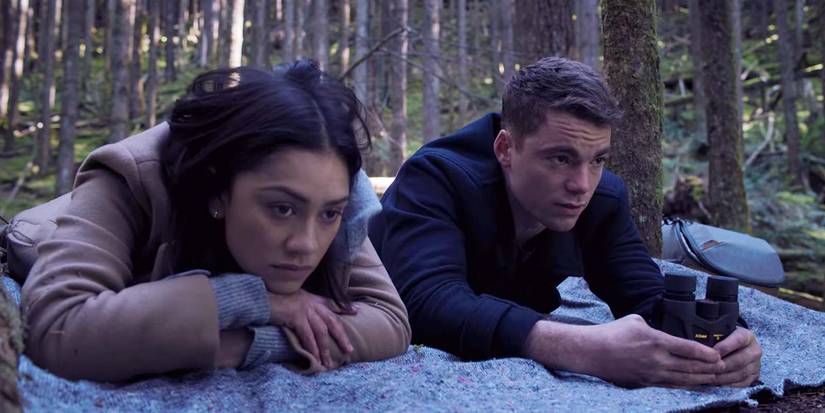 Luciane Buchanan como Rose Larkin e Gabriel Basso como Peter Sutherland em The Night Agent, temporada 1, episódio 3