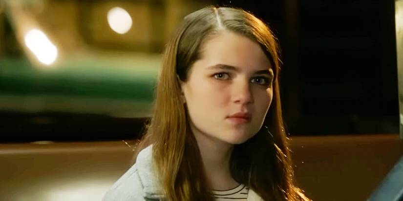 Мисси осматривает заправку в 6 сезоне сериала "Young Sheldon"