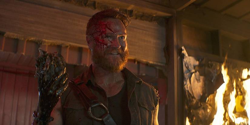 Josh Lawson como Kano segurando um coração em Mortal Kombat