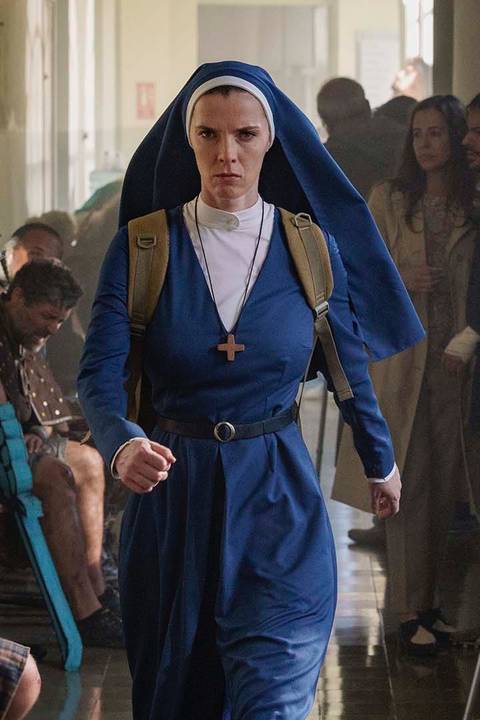 Pôster da série Mrs. Davis com Betty Gilpin.