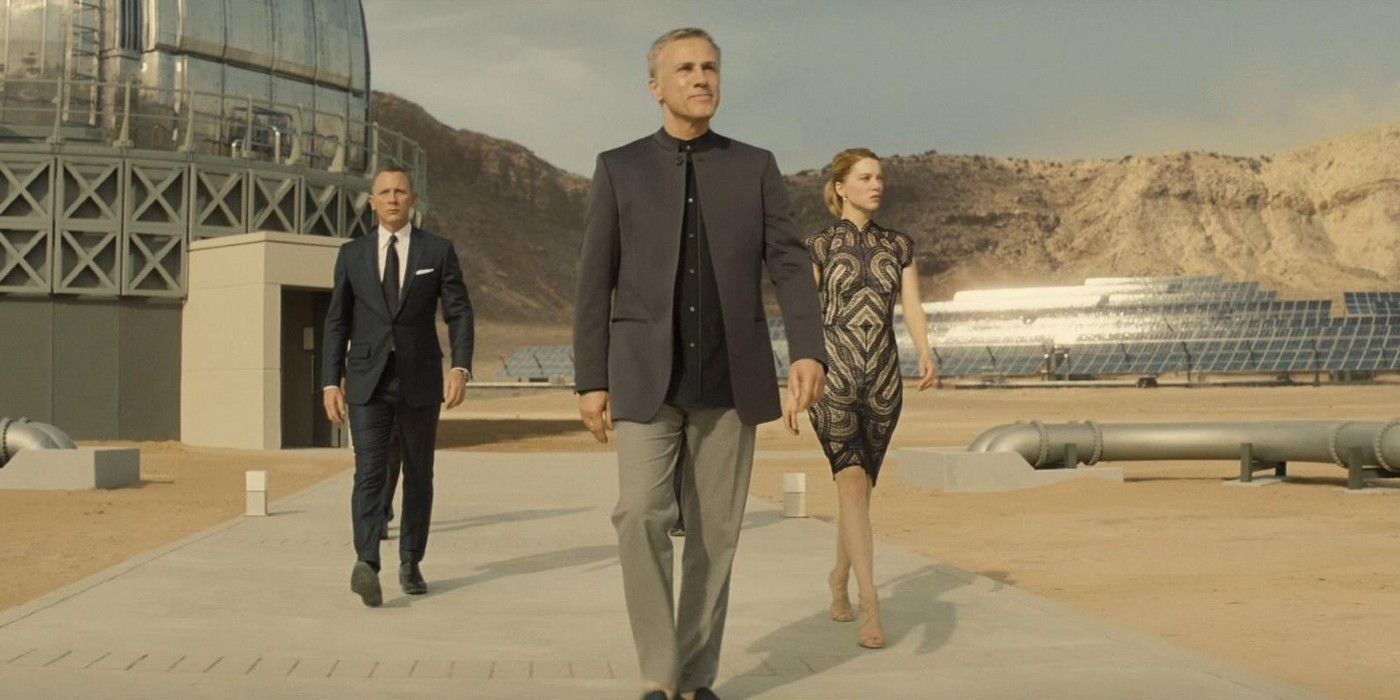 James Bond e Blofeld caminham pelo covil de Blofeld em Spectre