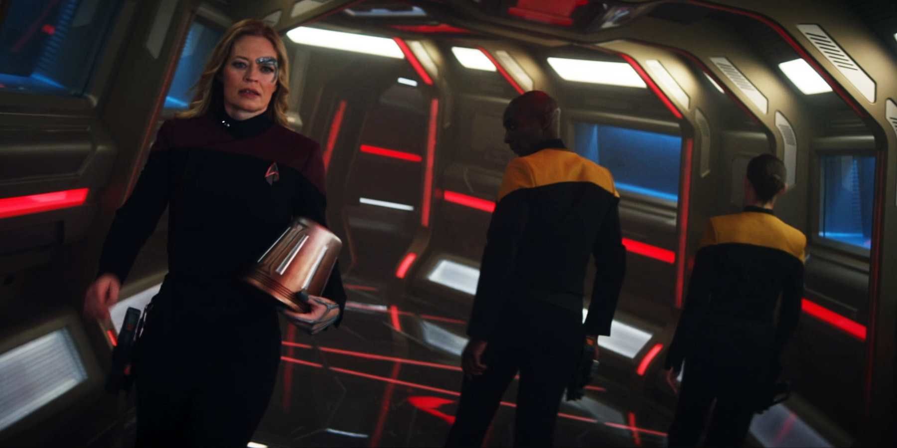Seven of Nine carries Odo's bucket in Star Trek: Picard season 3