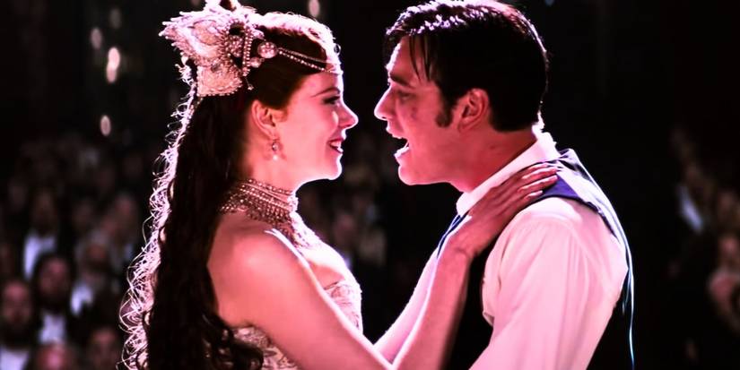 Christian and Satine singing together staring into each other's eyes in Moulin Rouge