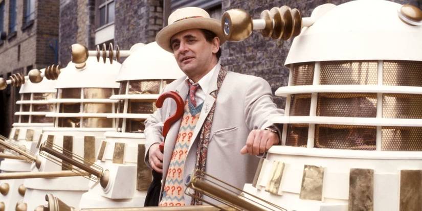 Sylvester McCoy posando com os Daleks em Doctor Who