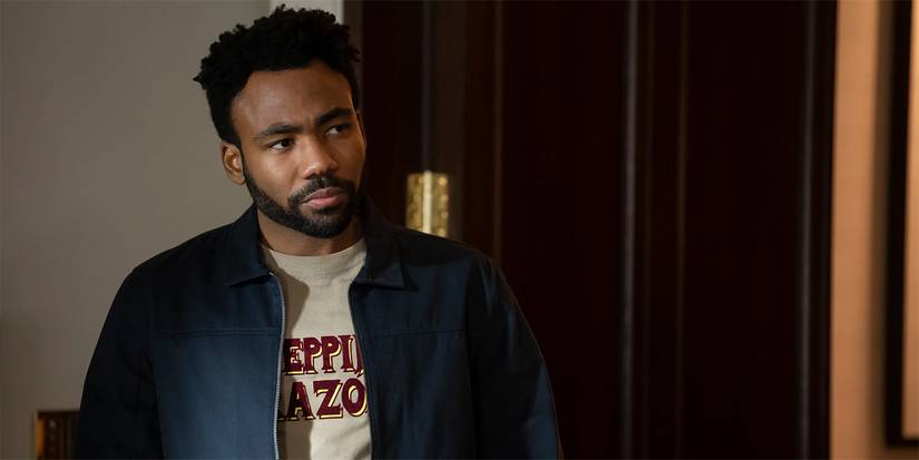 Donald Glover como Earm com um olhar sério em Atlanta.