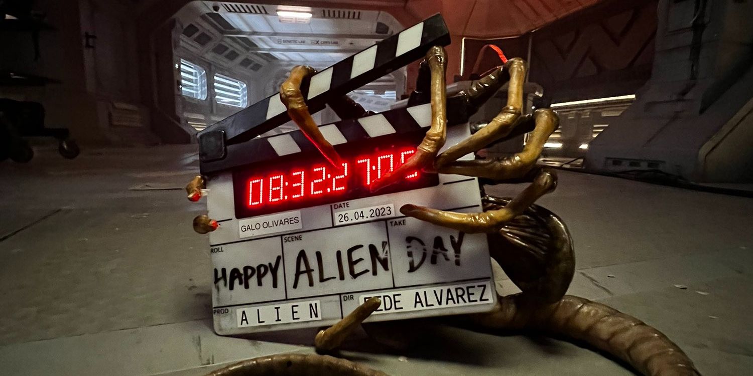 Facehugger tocando badalo na imagem BTS do novo filme Alien