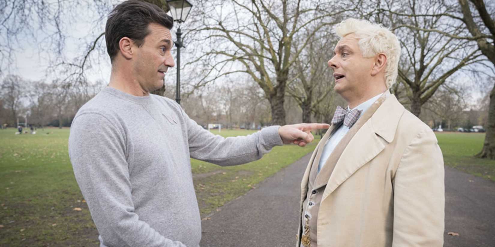Jon Hamm e Michael Sheen como Gabriel e Aziraphale em Good Omens.