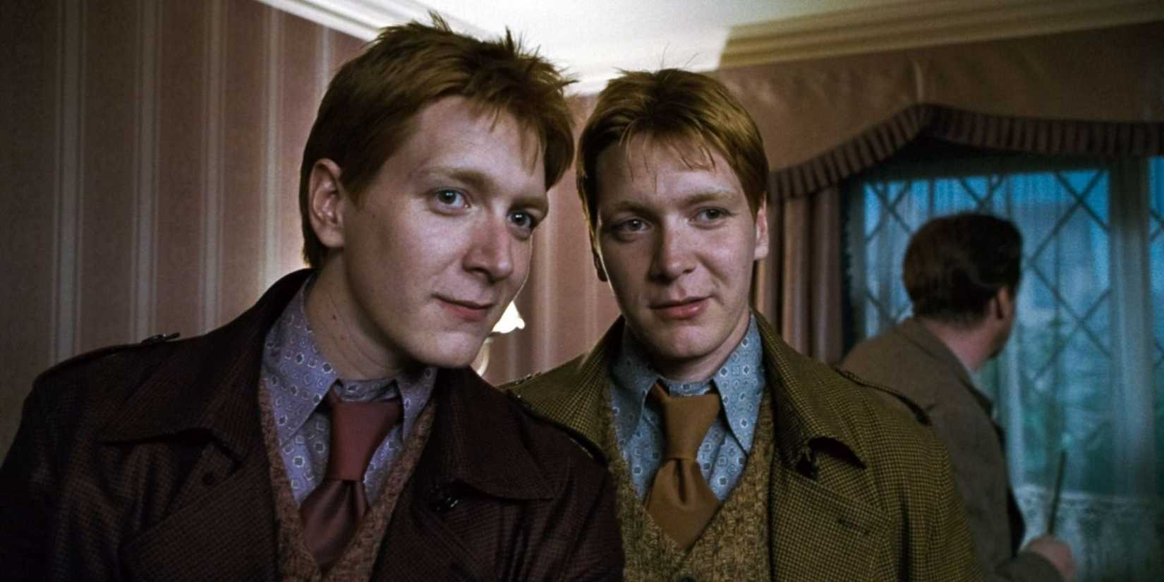 Fred (James Phelps) e George Weasley (Oliver Phelps) em Harry Potter e as Relíquias da Morte: Parte 1