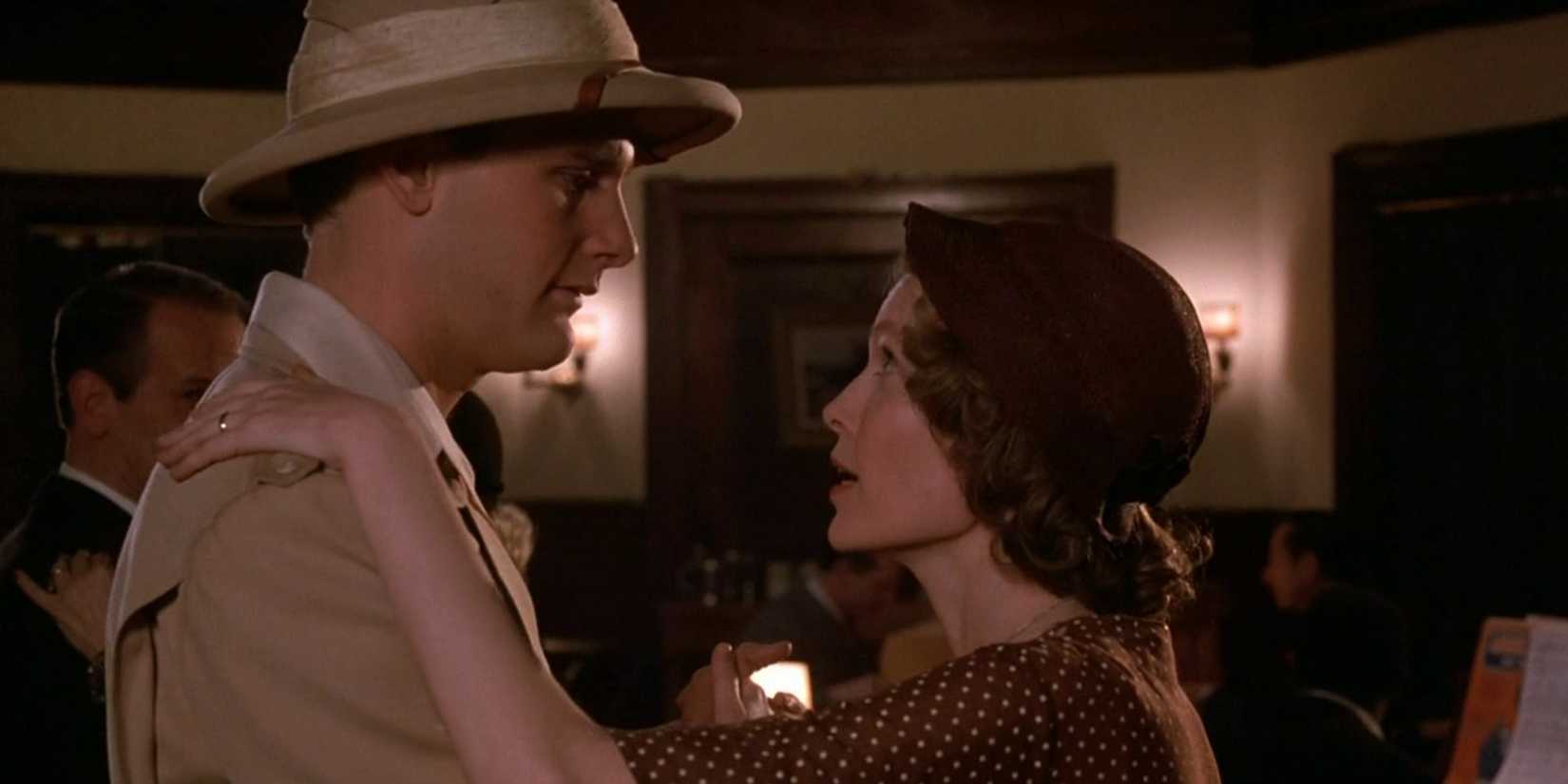 Jeff Daniels and Mia Farrow embrace in The Purple Rose of Cairo