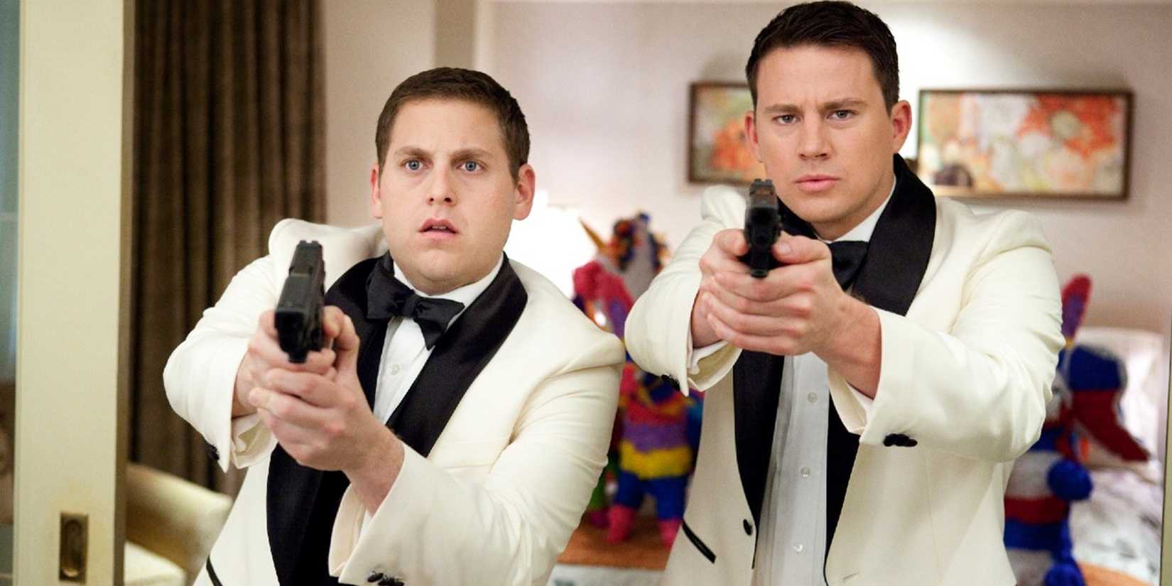 Jonah Hill e Channing Tatum com armas e vestidos de smoking em Anjos da Lei