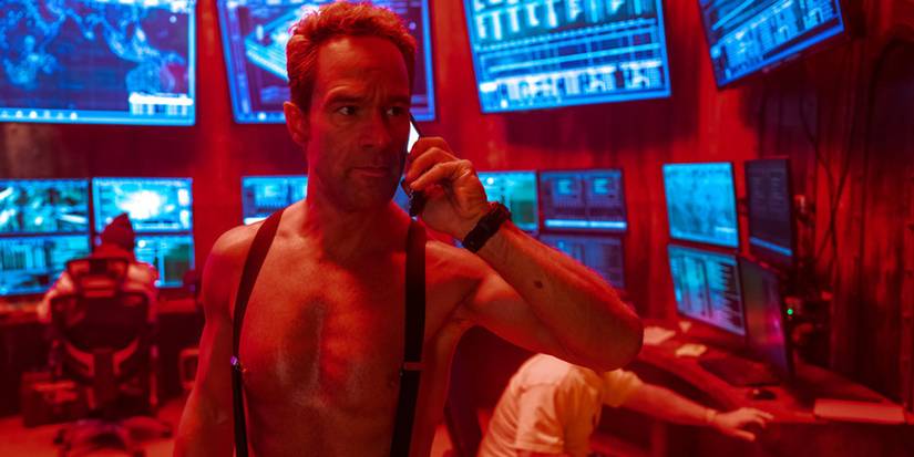 JQ (Chris Diamantopoulos) ao telefone em Mrs. Davis