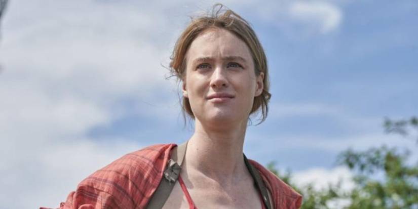 Kirsten (Mackenzie Davis) smiling in Station Eleven