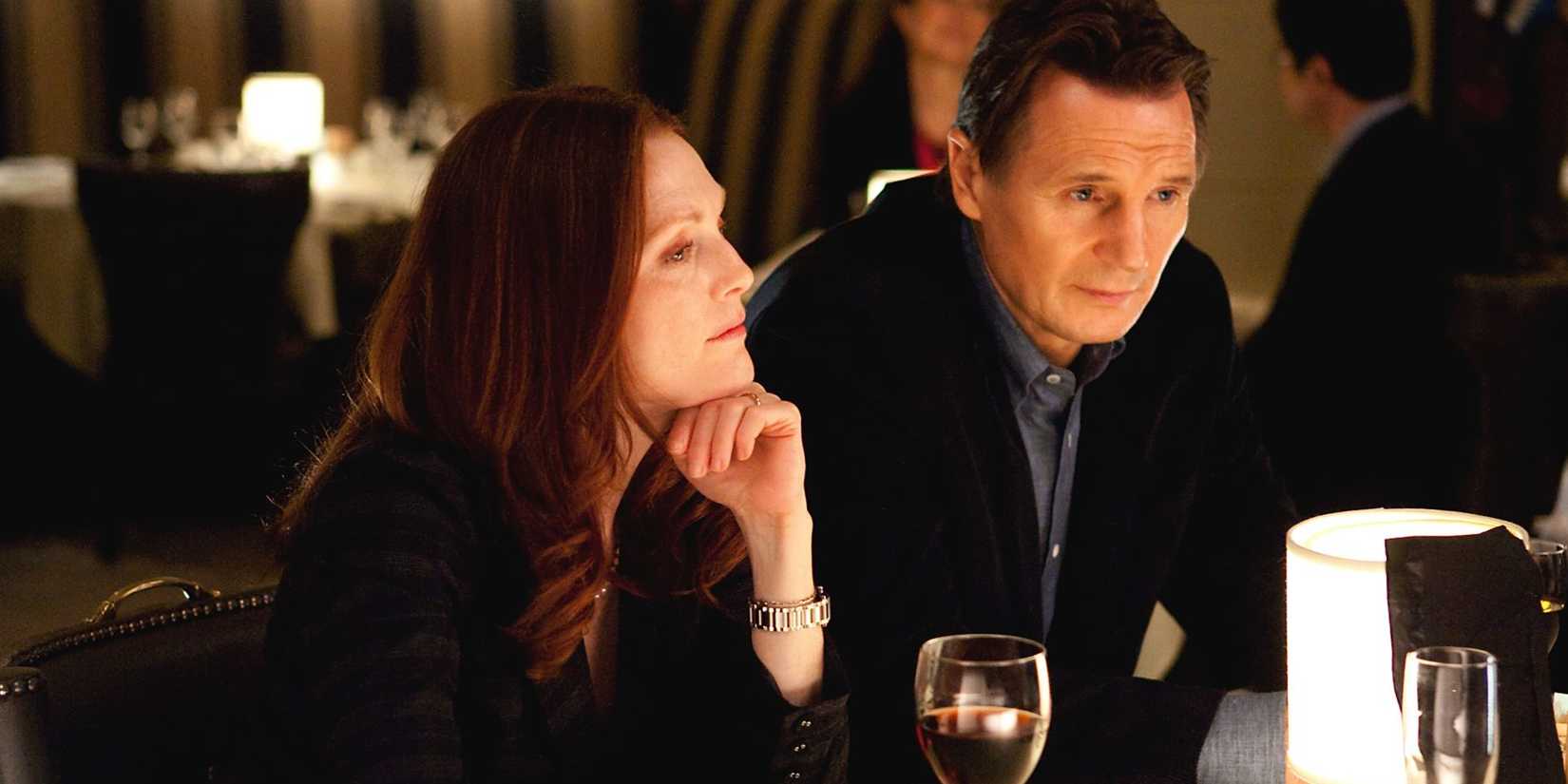 Liam Neeson and Julianne Moore in a resturant in Chloe