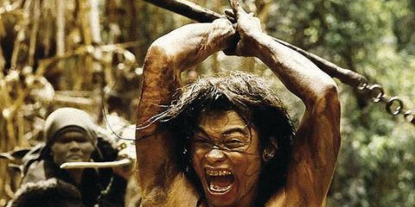 Tony Jaa em uma cena de luta de Ong Bak 2.