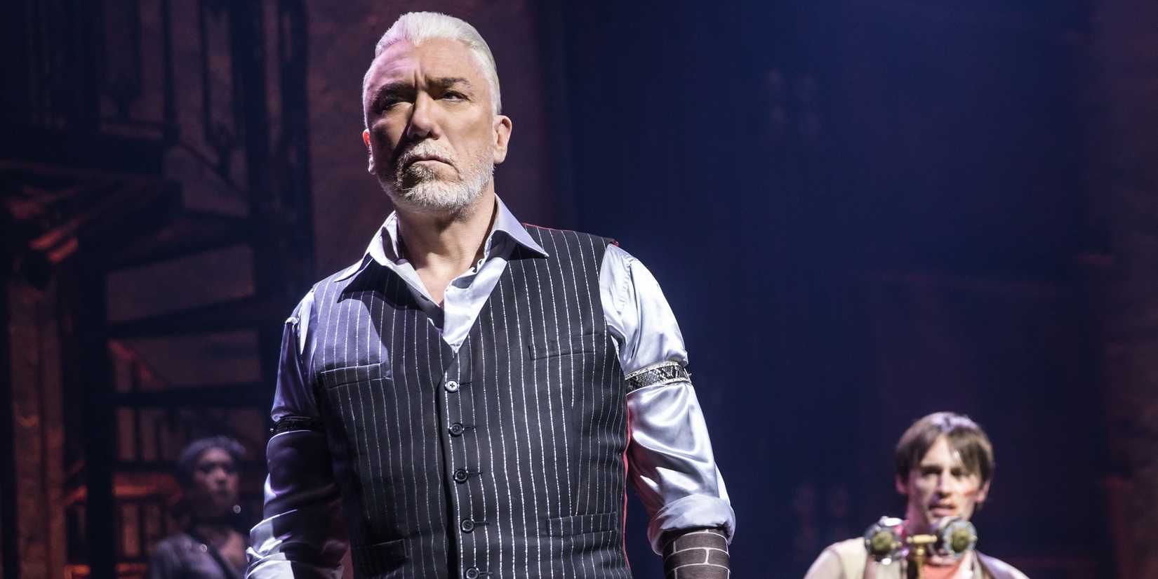 Patrick Page como Hades em Hadestown na Broadway.