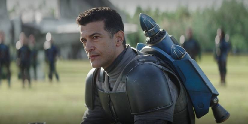 Саймон Кассианидис в роли Экса Вовса в 3 сезоне «Мандалора», 6 эпизод.