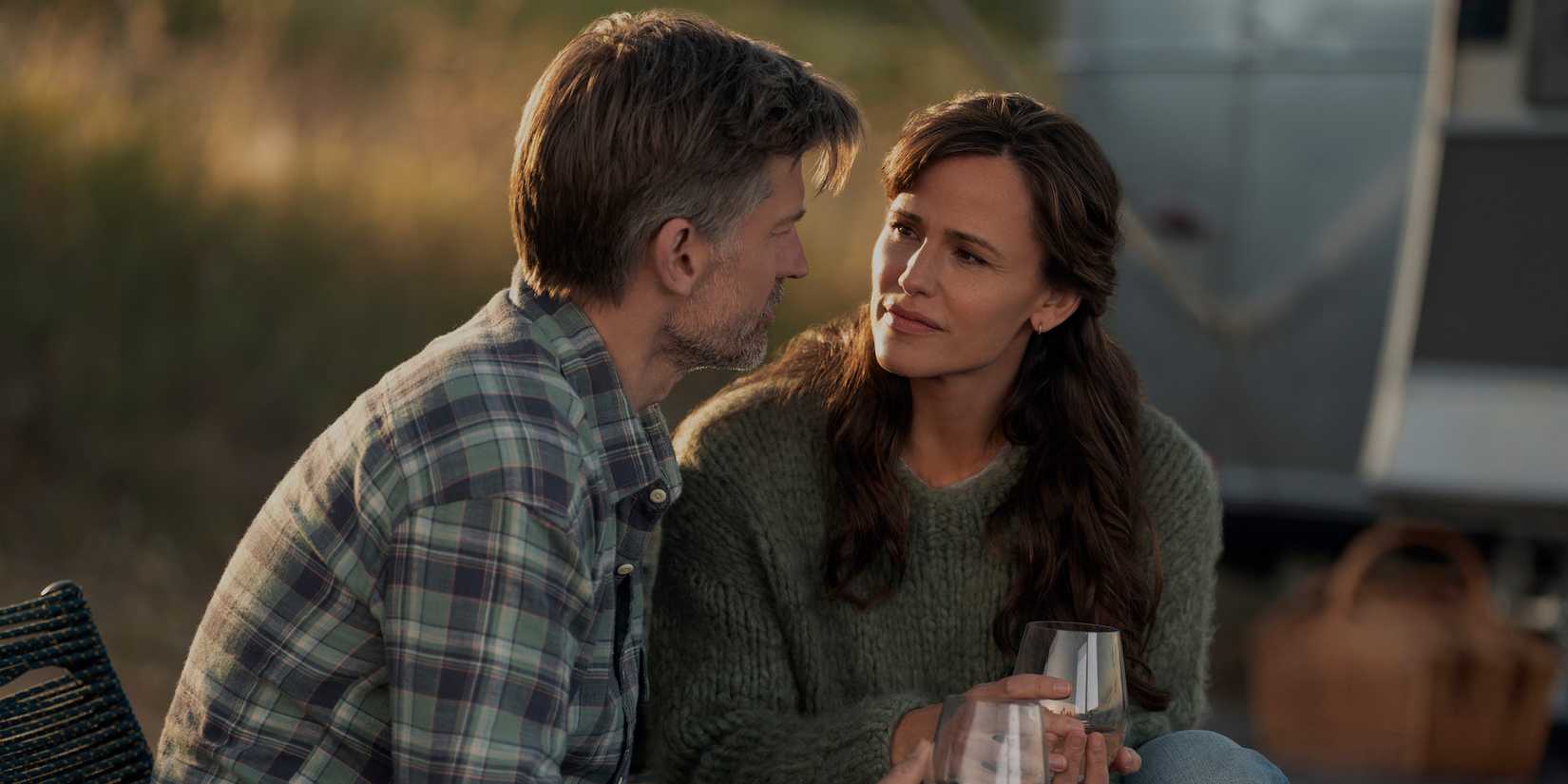 Jennifer Garner e Nikolaj Coster-Waldau em The Last Thing He Told Me
