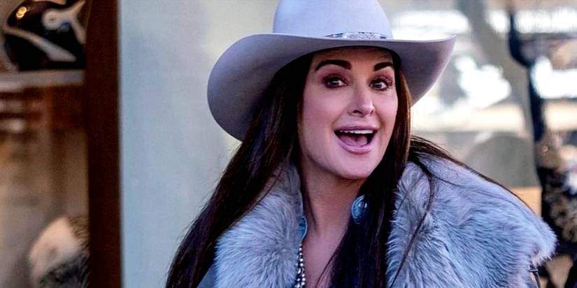 Kyle Richards, estrela de The Real Housewives of Beverly Hills, sorrindo e usando um chapéu de cowgirl
