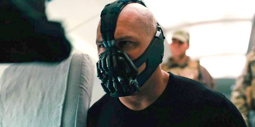 Tom Hardy como Bane em um avião em O Cavaleiro das Trevas Ressurge
