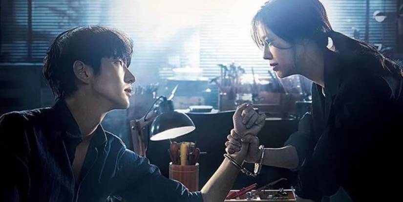 Baek Hee-sung (Lee Joon-gi) and Cha Ji-won (Moon Chae-won) handcuffed together in promo image of Flower of Evil