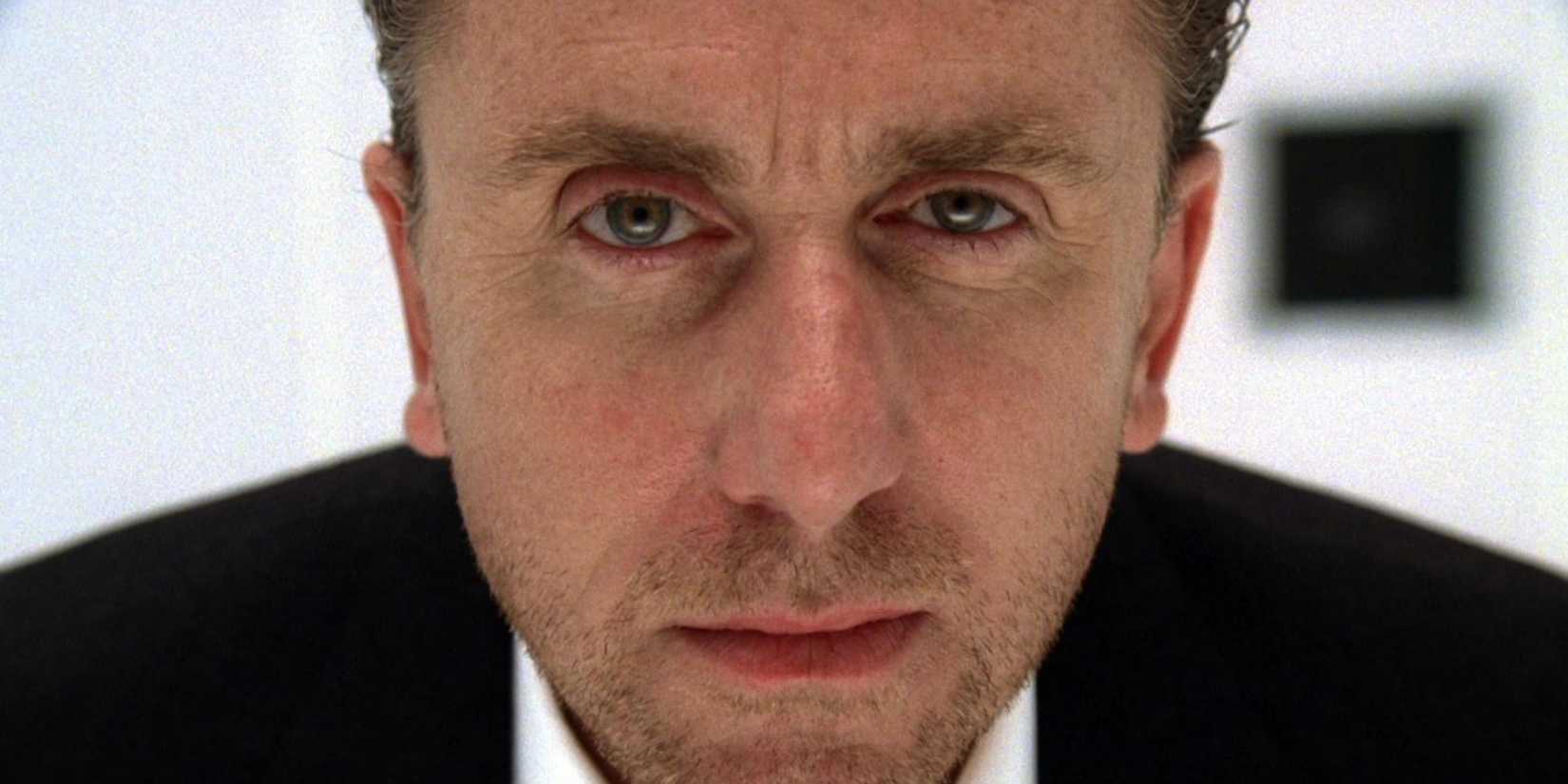 A closeup of Tom Roth as Lightman looking intently in the Lie To Me opening sequence