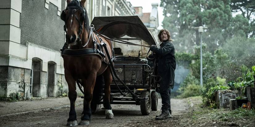 Daryl ao lado de seu cavalo em um spin-off de The Walking Dead