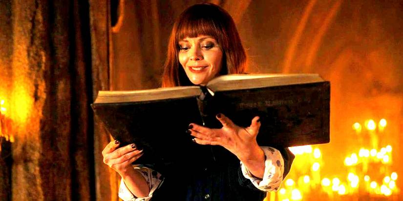 Christina Ricci como Marilyn Thornhill lendo um livro em Wandinha