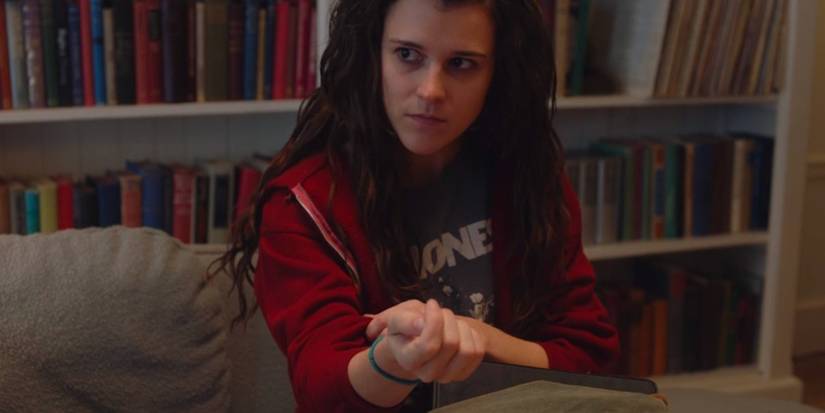 Midge's daughter Esther on the couch in Marvelous Mrs Maisel