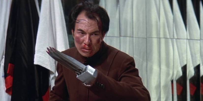 Shih Kien como Han na cena do espelho em Operação Dragão