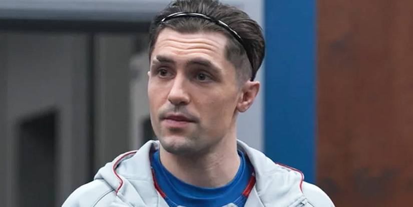 Jamie Tartt (Phil Dunster) olhando para fora de quadro em Ted Lasso.