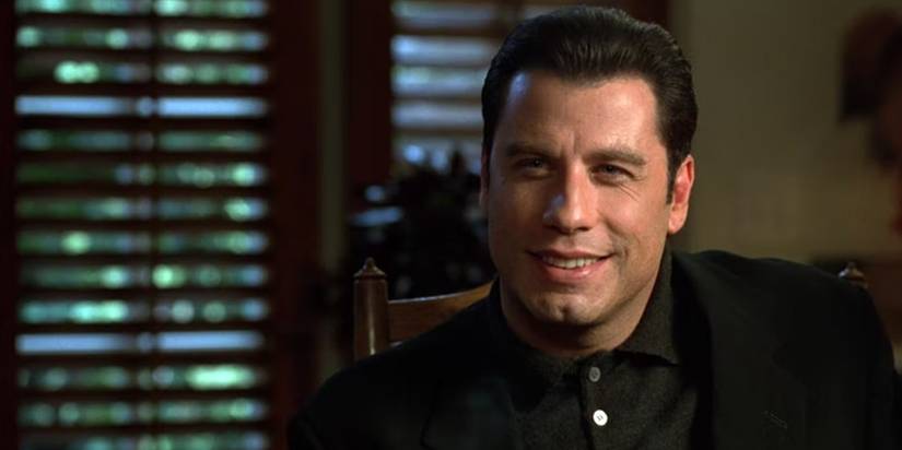 Chili Palmer (John Travolta) sorrindo em A Trilha do Crime