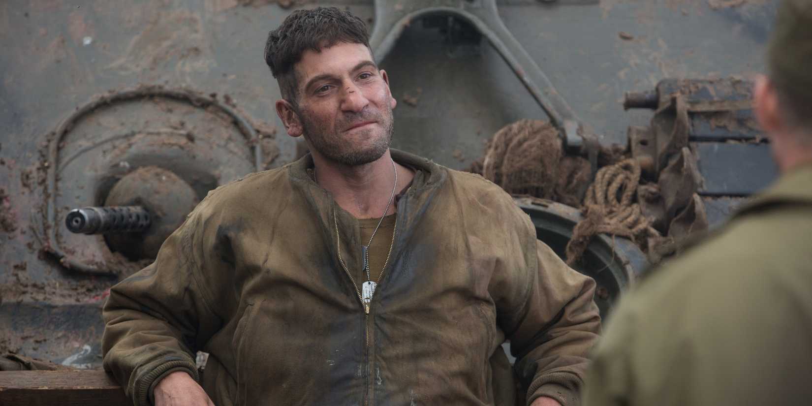 Jon Bernthal encostado em um tanque em Fury.