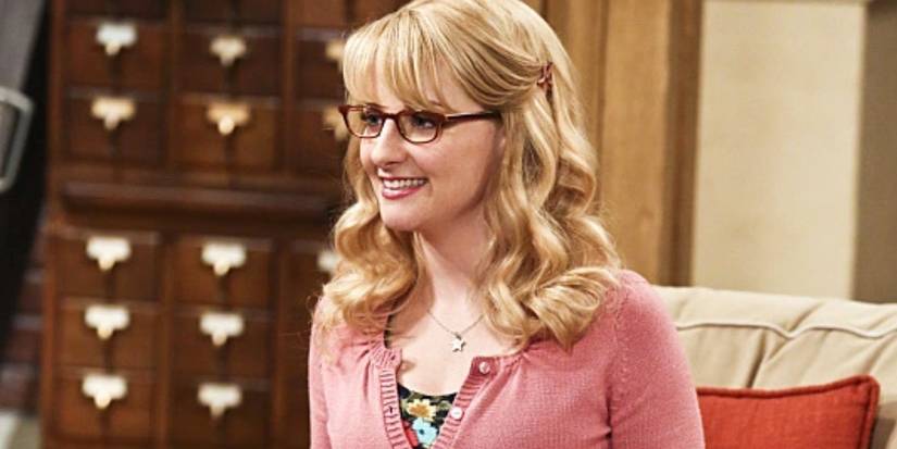 Melissa Rauch as Bernadette smiling in the Big Bang Theory 