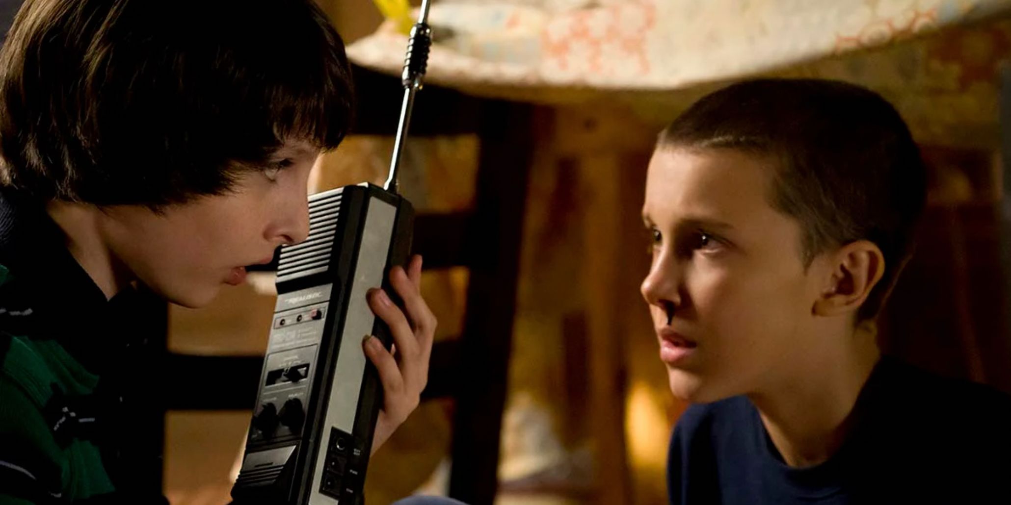 Mike e Eleven no porão com o walkie talkie na primeira temporada de Stranger Things