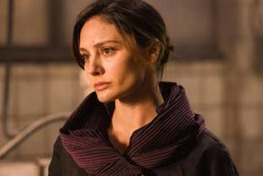 Sherry looking off-screen in Fear the Walking Dead