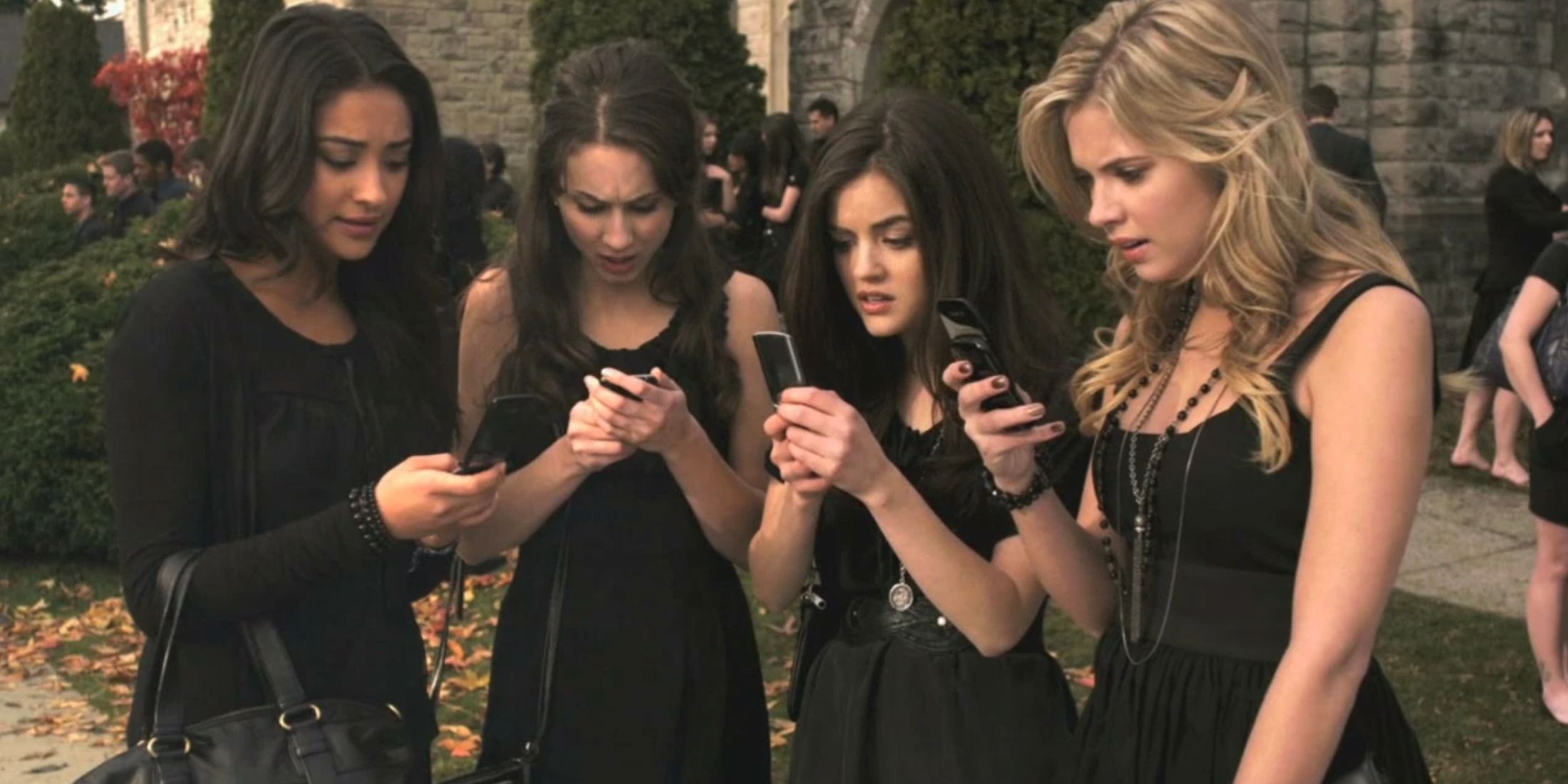 Le Liars ricevendo messaggi nel giorno del funerale di Alis