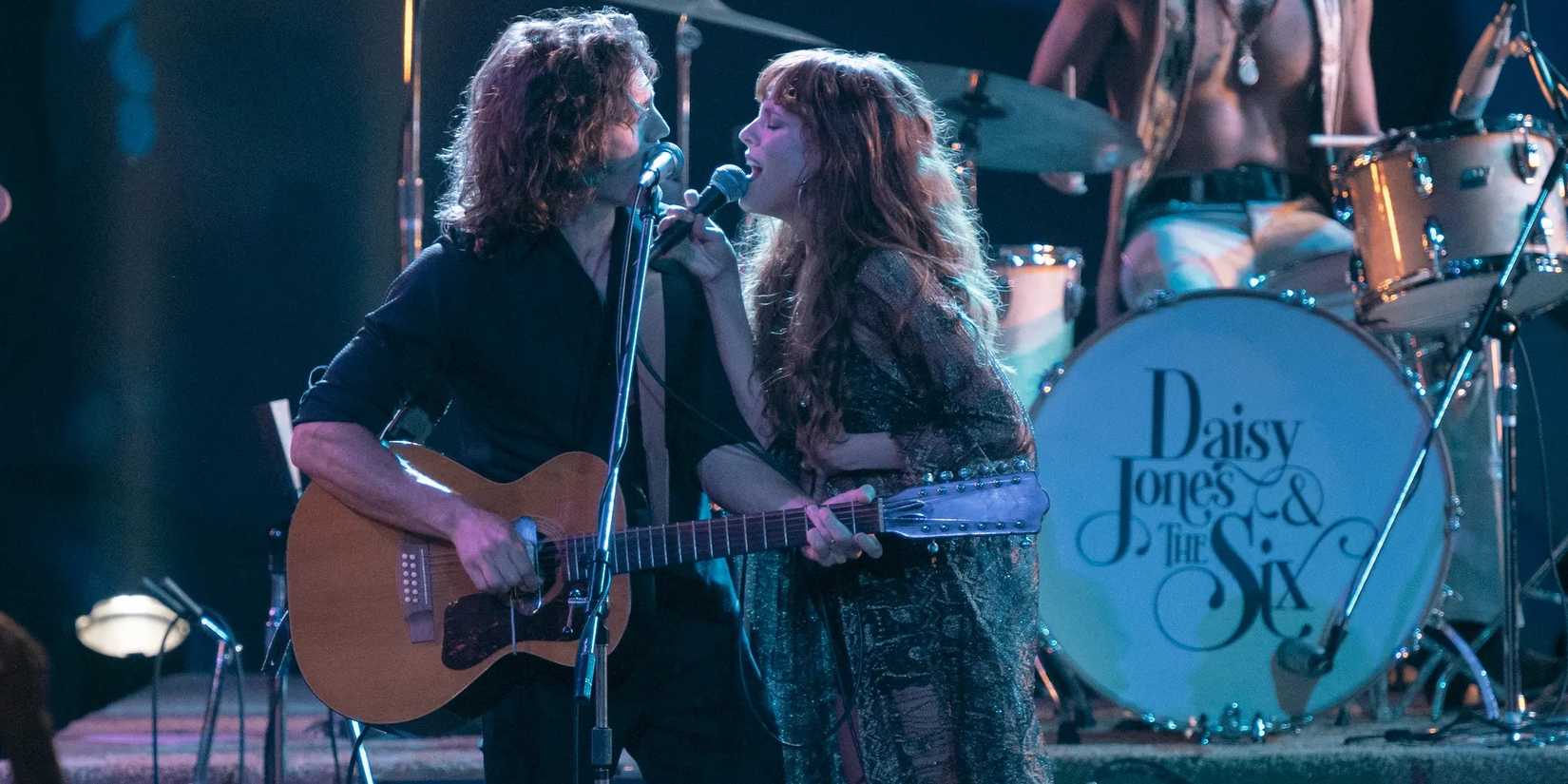 A banda tocando em Daisy Jones and the Six