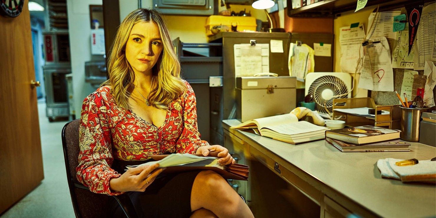 Abby Elliott sentada em um escritório em The Bear