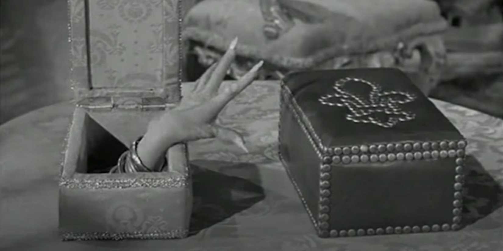 Addams-Family-Lady-Fingers (1)