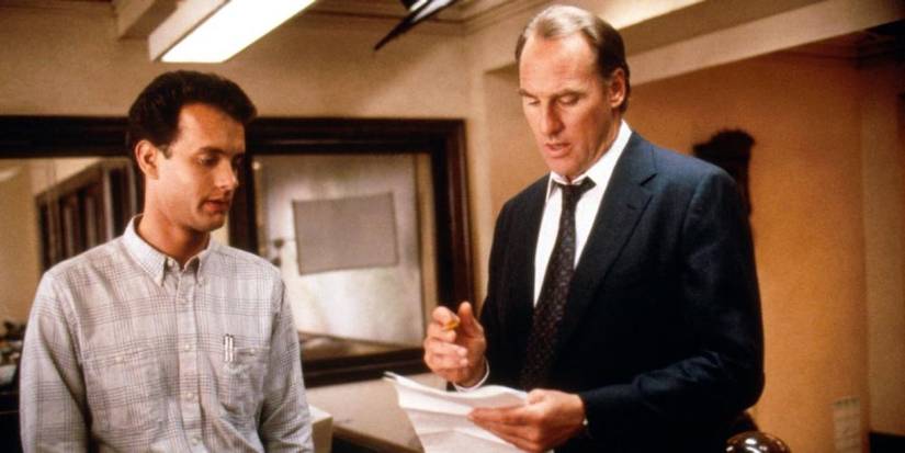 Шериф Хауард Хайд разговаривает с Тёрнером в фильме "Тёрнер и Ху".