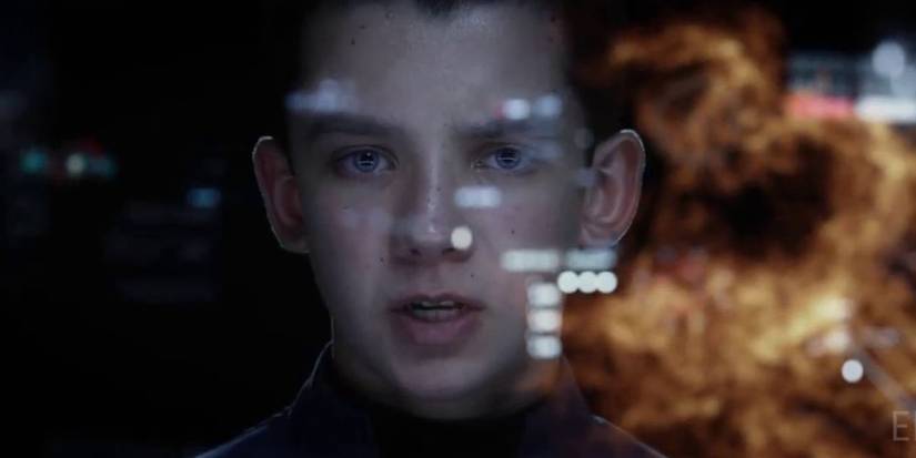Ender olhando para uma explosão em Ender's Game