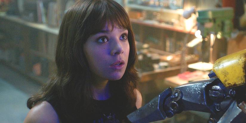 Хайли Стефанд в роли Чарли, смотрящей с восхищением на Бамблби в фильме "Bumblebee".